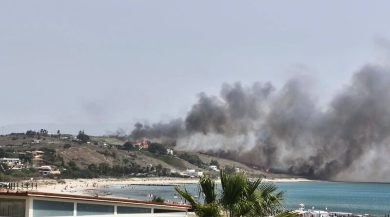 Vasto incendio a Menfi: evacuate abitazioni, paura tra i residenti