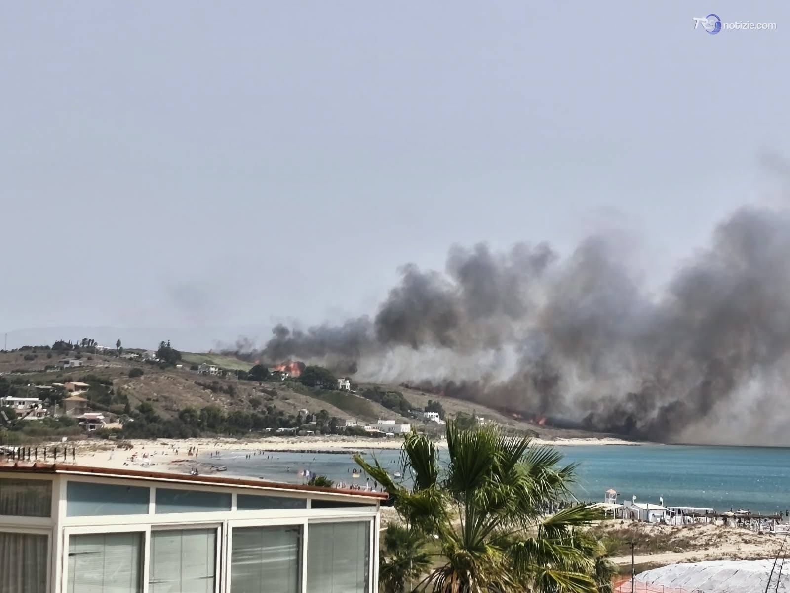 Vasto incendio a Menfi: evacuate abitazioni, paura tra i residenti