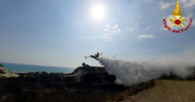 Incendio tra San Giorgio e Macauda, feriti e intossicati evacuati via mare: chiusa la Statale 115