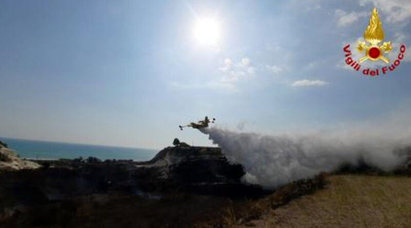 Incendio tra San Giorgio e Macauda, feriti e intossicati evacuati via mare: chiusa la Statale 115