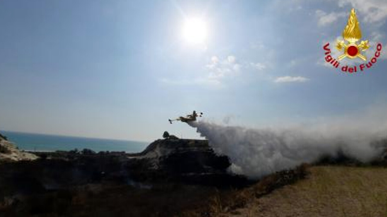 Incendio tra San Giorgio e Macauda, feriti e intossicati evacuati via mare: chiusa la Statale 115