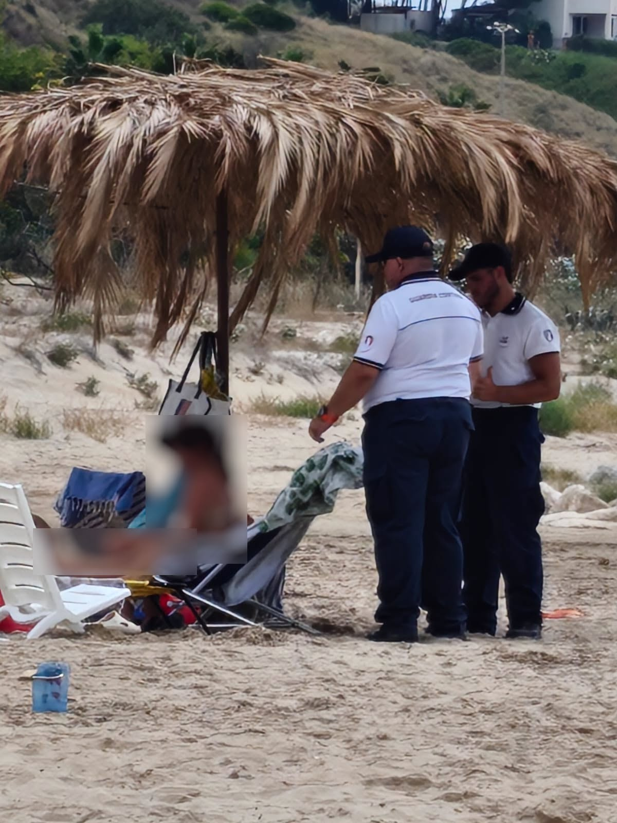 Menfi, ombrelloni con strutture fisse sulla spiaggia di Porto Palo: scattano i sequestri