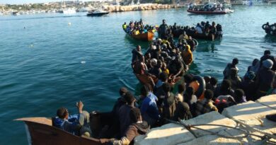 Lampedusa, sbarcano 35 migranti: altri 52 sono in difficoltà in mare