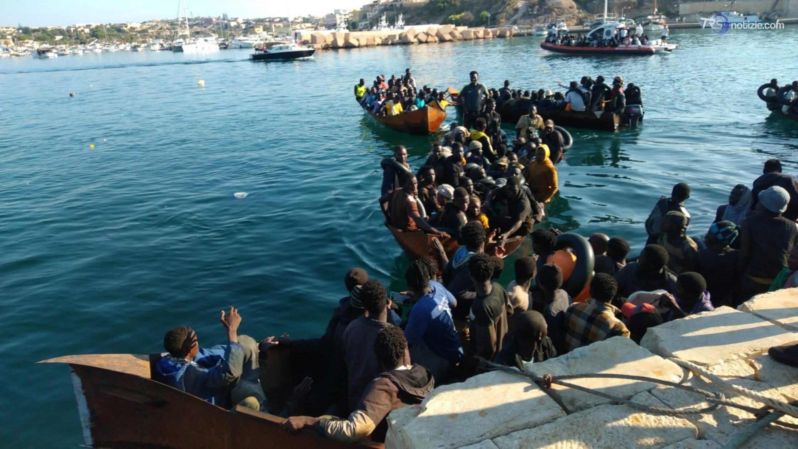 Lampedusa, sbarcano 35 migranti: altri 52 sono in difficoltà in mare