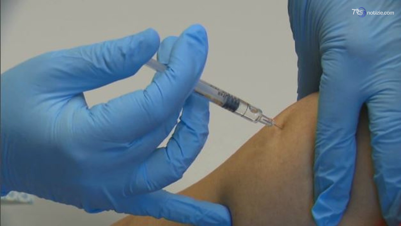 Vaccini, la Regione vuole portarli a scuola
