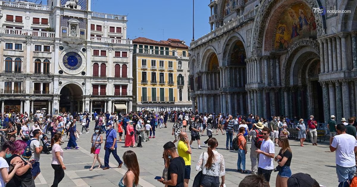 Scambiata per borseggiatrice, presa a calci da turisti. L'assalto dopo il grido "pickpocket"