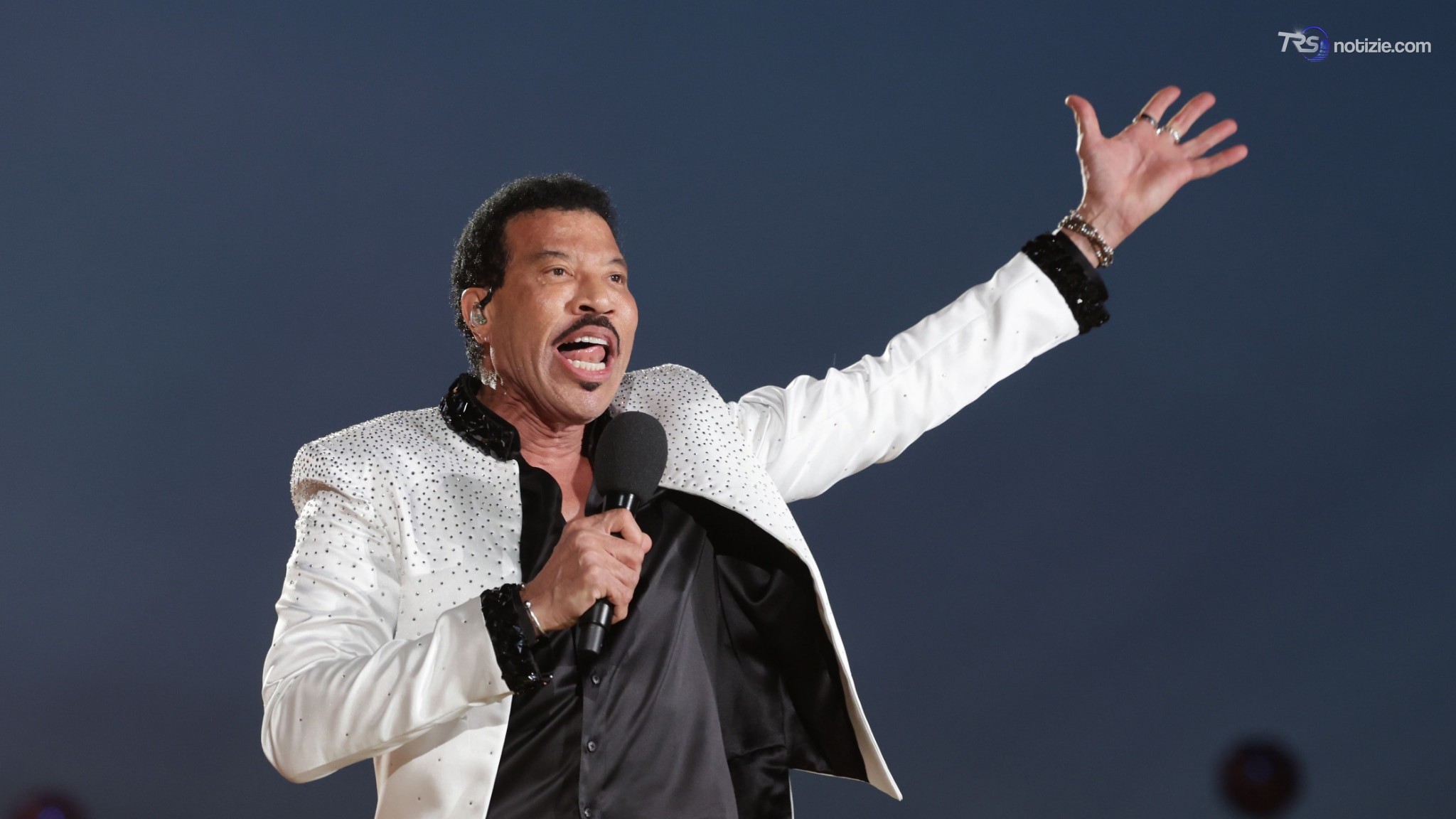 Lionel Richie ricoverato in terapia intensiva dopo un malore sul palco: “Sospetta disidratazione”