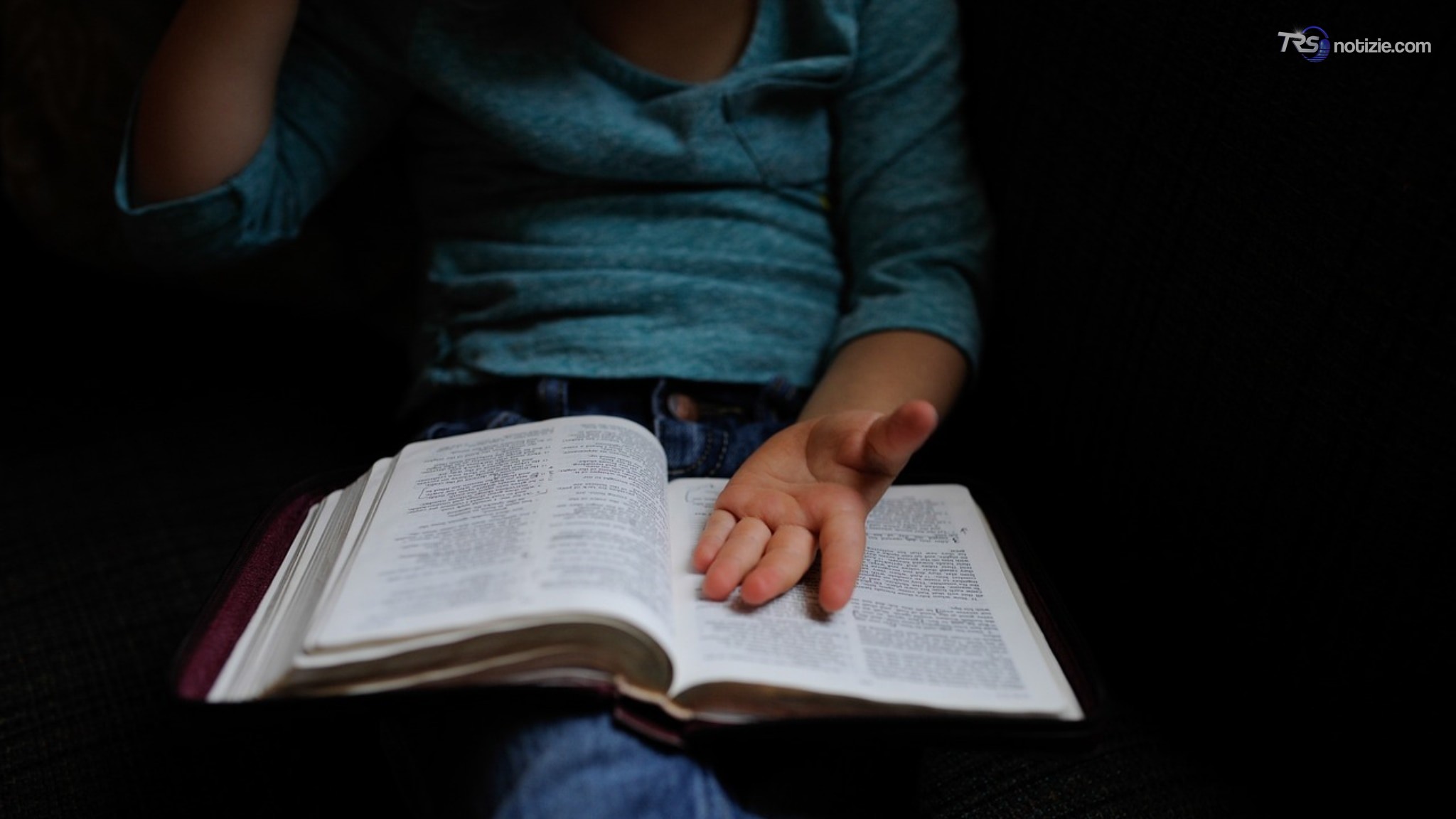 Leggere per piacere riduce il rischio di demenza fino a un terzo: lo studio