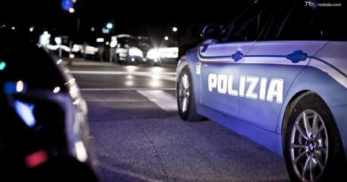 Dramma in centro a Latina: aprono il fuoco da un'auto in corsa, muore un 30enne