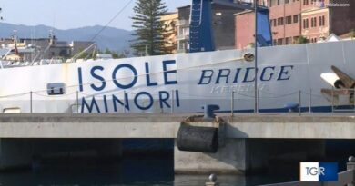 Scatta il rincaro dei biglietti per i traghetti per le isole minori