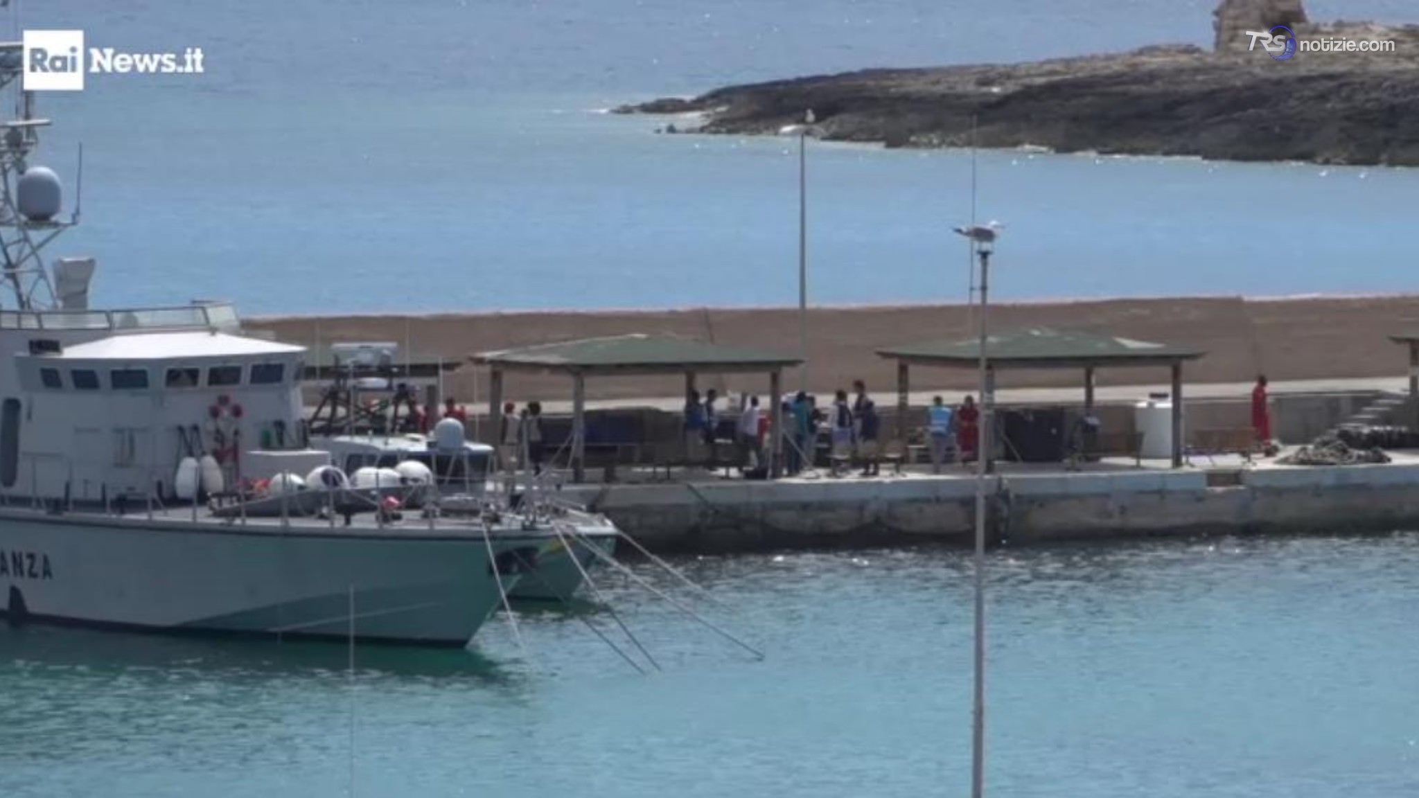 Migranti, arrivi in calo ma più minori