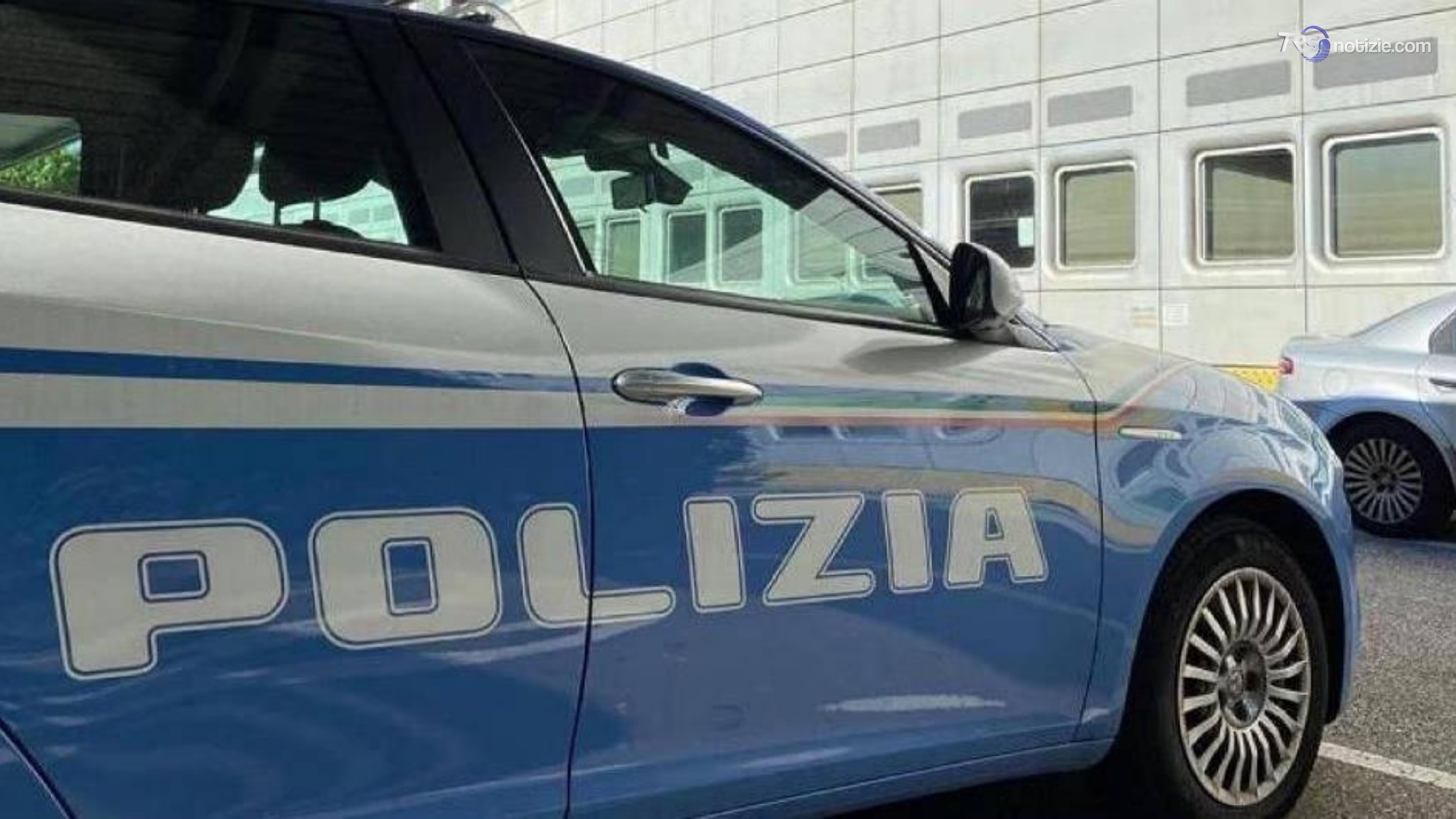 Nuda in strada minaccia passante con coltello, bloccata con il taser e portata in ospedale