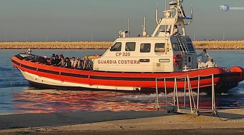 Sbarco a Pozzallo, tra i migranti pure 24 minori