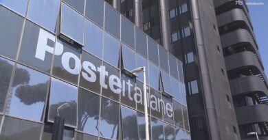 Labriola e i manager di Tim aderiscono all'Opas Poste: offerta congrua