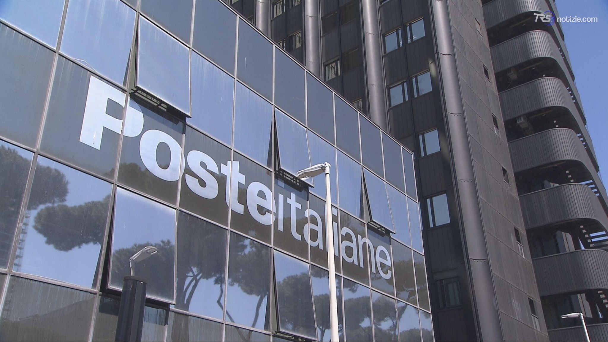Labriola e i manager di Tim aderiscono all'Opas Poste: offerta congrua