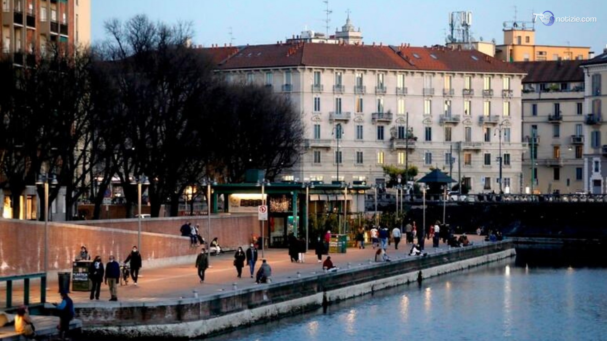 Macchia liquami arriva a Darsena Milano