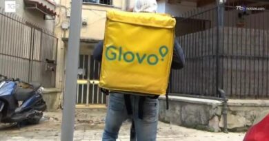 Scontro moto e bici elettrica, morto un rider