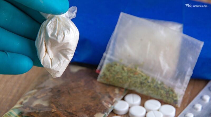 Messina, tre chili di hashish e 500 grammi di coca nel bagaglio: arrestato