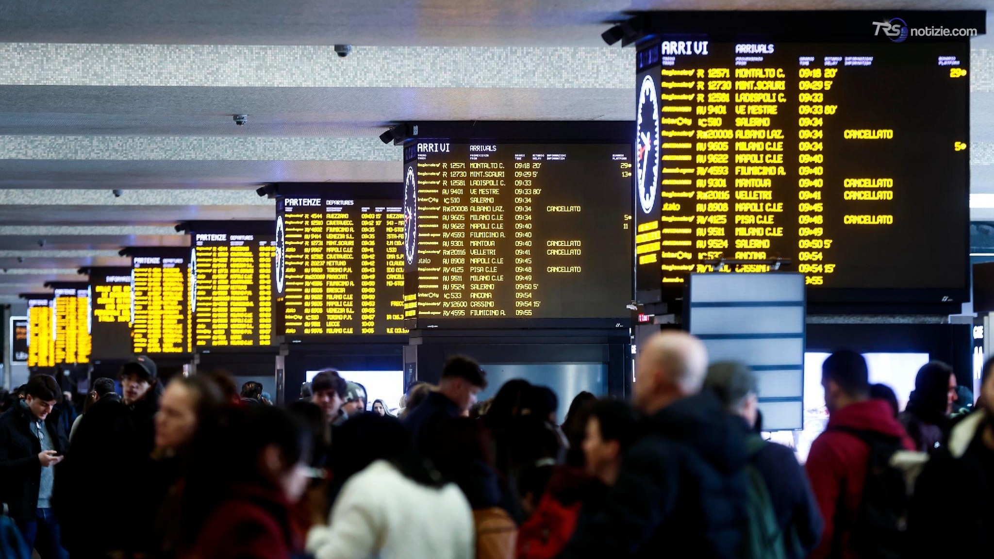 Treni: oggi dalle 21 sciopero nazionale per 24 ore, possibili disagi e ritardi