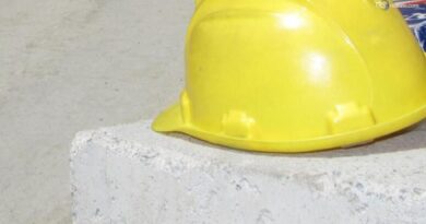 Due operai feriti mentre lavoravano in un impianto sportivo: uno è grave