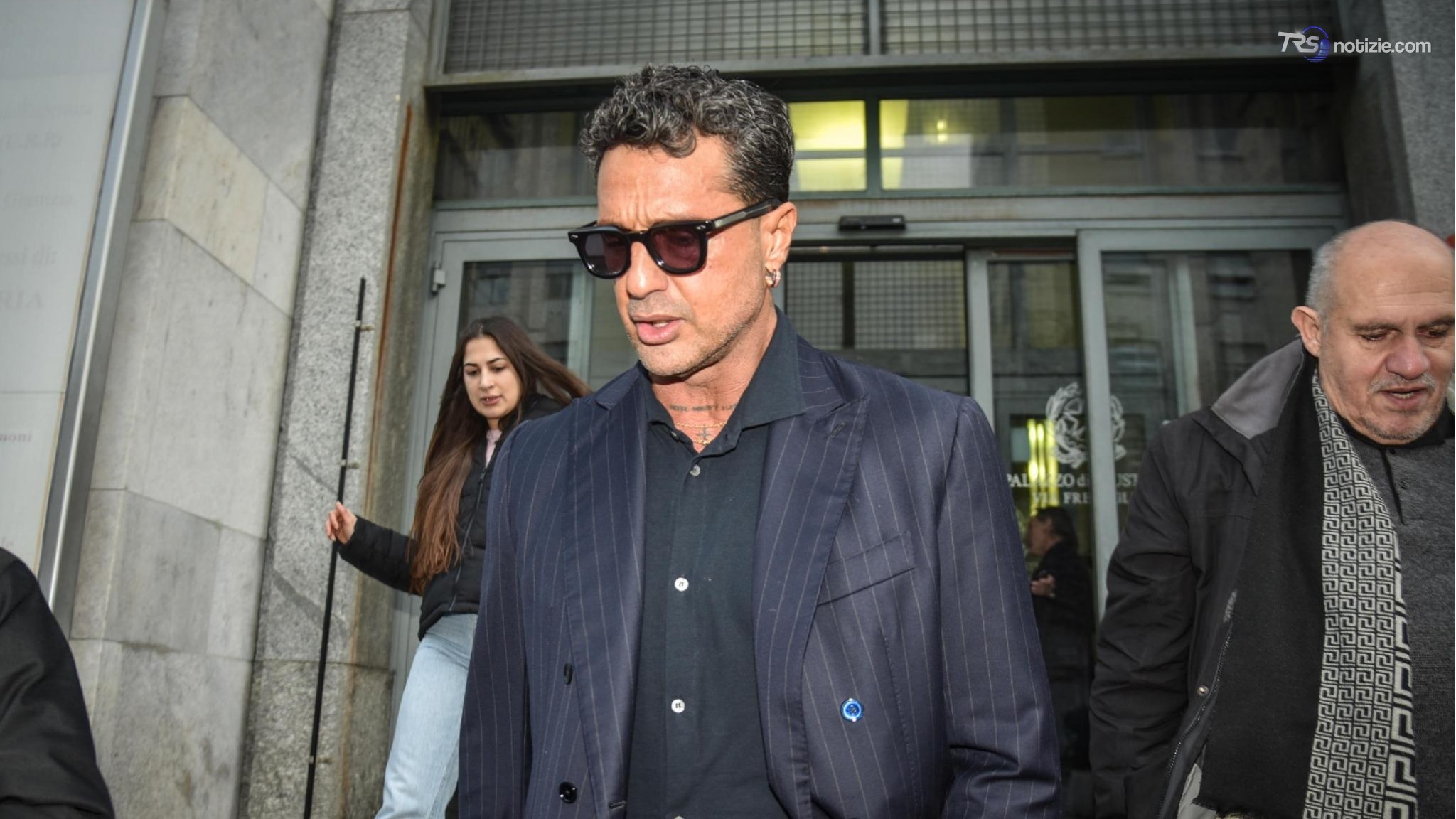 Milano: Fabrizio Corona minacciato col figlio per avere 500 euro, denunciato 20enne