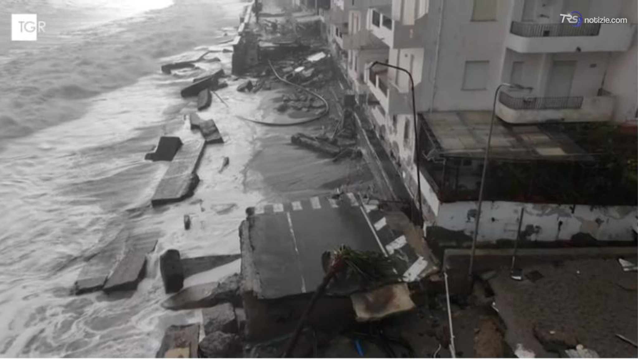 Allarme cicloni, troppe case vicine al mare. L'esperto: a rischio il messinese e la costa jonica