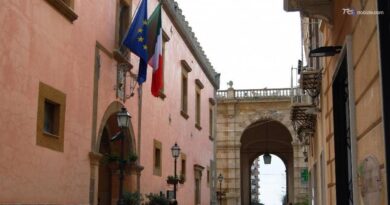 A scuola armata di coltello minaccia una compagna