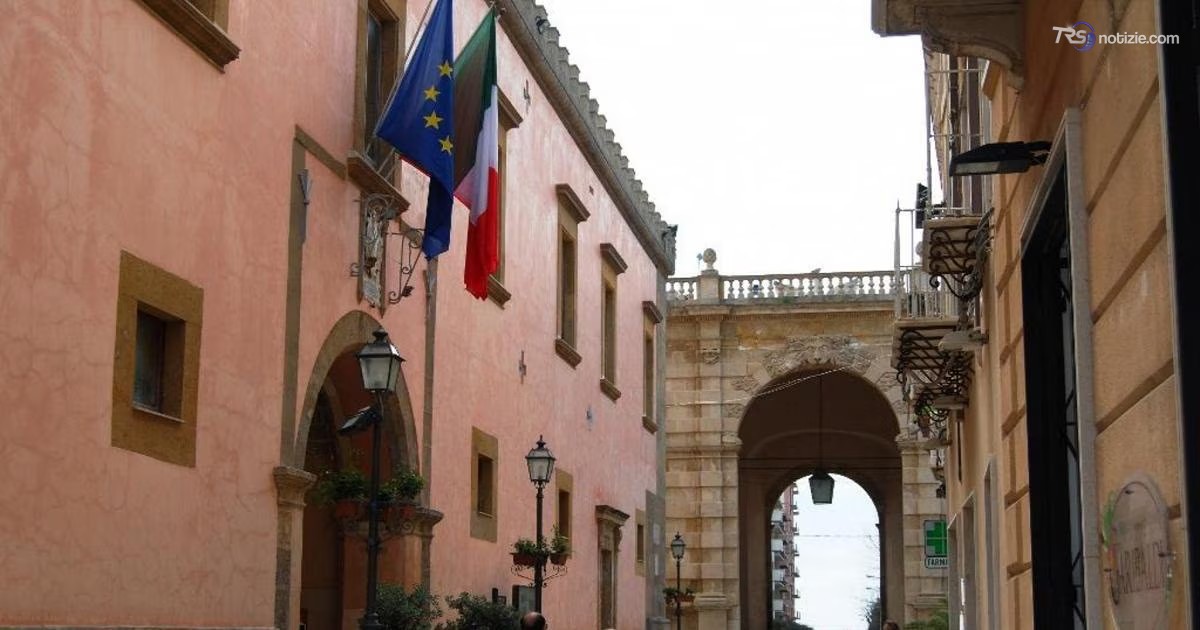 A scuola armata di coltello minaccia una compagna