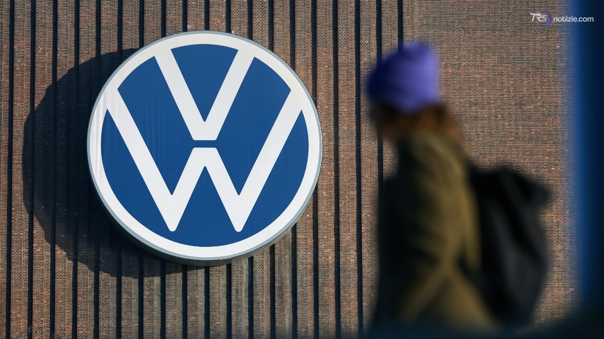 Volkswagen, ok al piano del taglio di 100mila posti di lavoro entro il 2030. E vola in Borsa