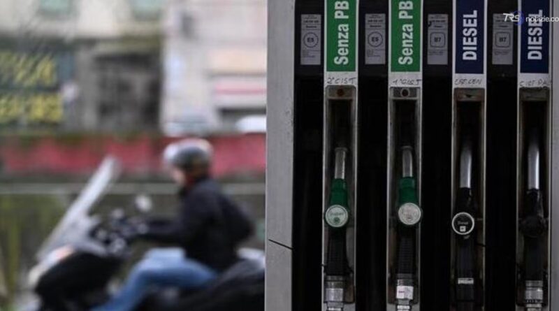 Caro carburanti, code alle stazioni Eni