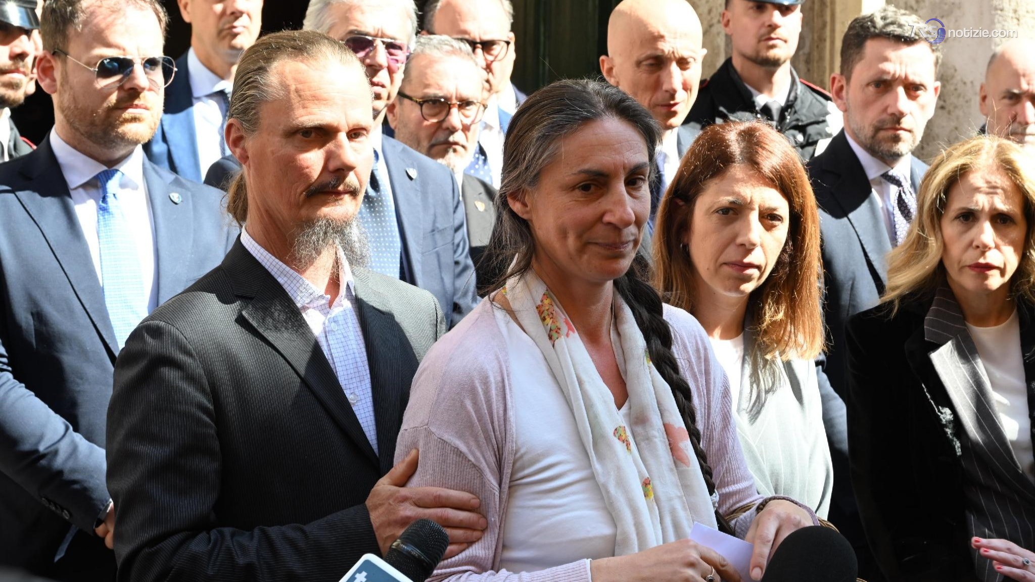 Famiglia nel bosco: i bambini torneranno a casa. Ma sarà in un percorso a tappe