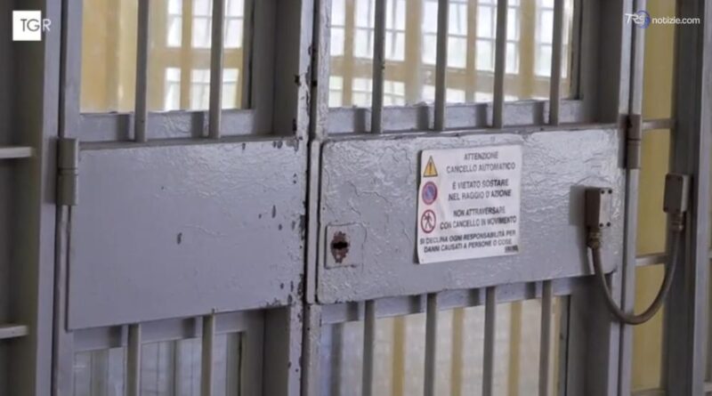 Ennesima protesta dei detenuti in carcere Siracusa, 2 agenti in ospedale