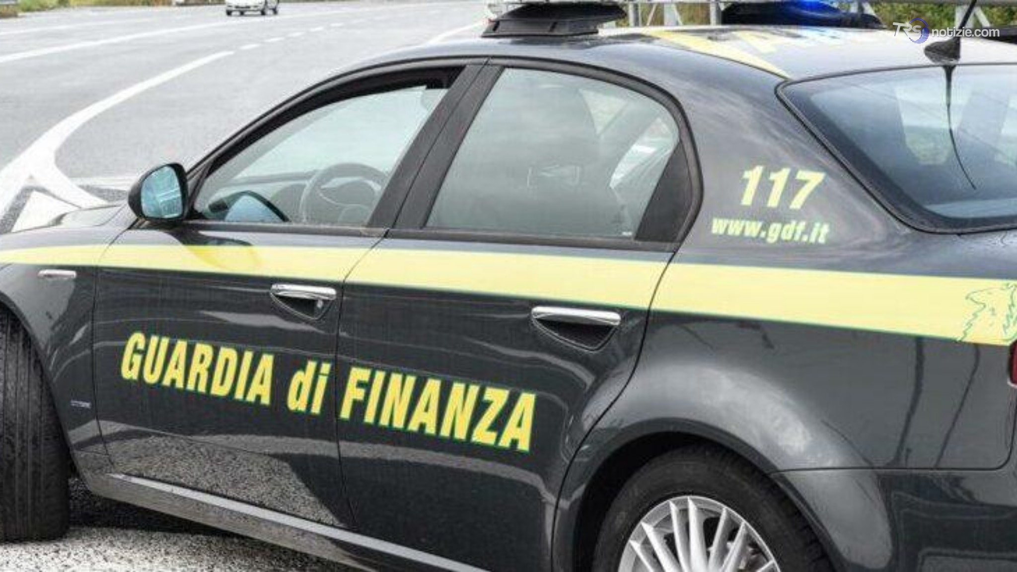 Sequestrati 4.400 capi di abbigliamento contraffatti a Misterbianco