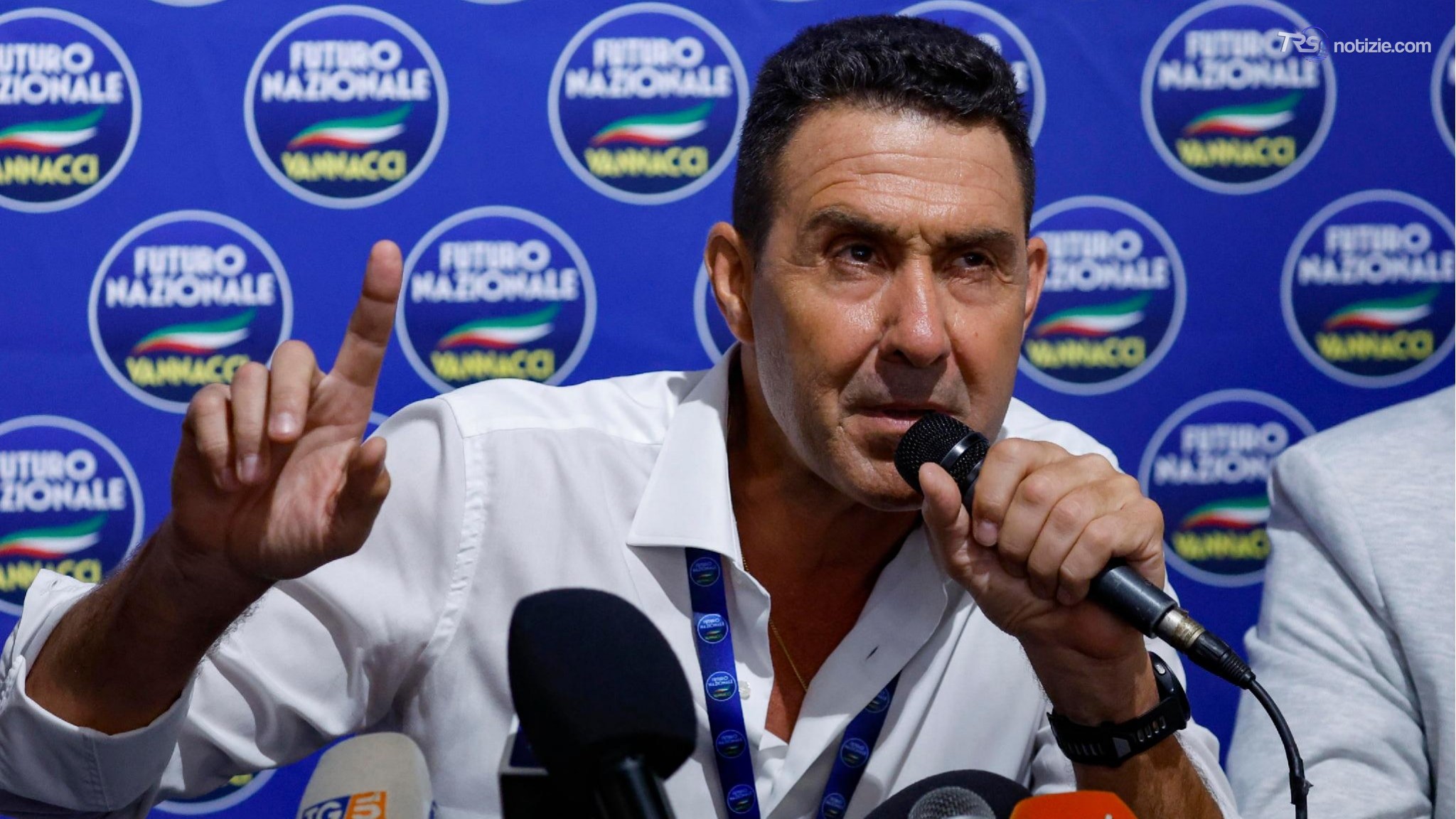 Il Pd, “sciogliere il partito di Vannacci”. Il governo: la Carta garantisce la libertà di pensiero