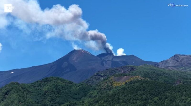 Nuova emissione di cenere dall'Etna, allerta per l'aviazione