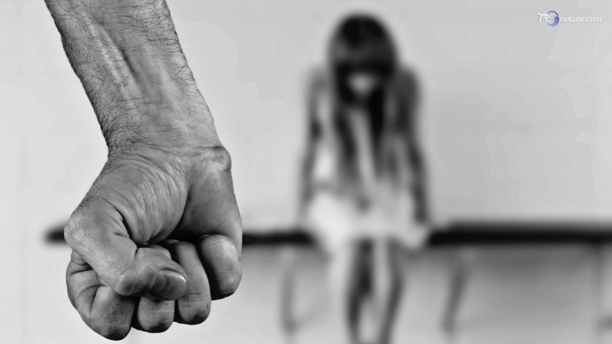La sequestra e la violenta, arrestato