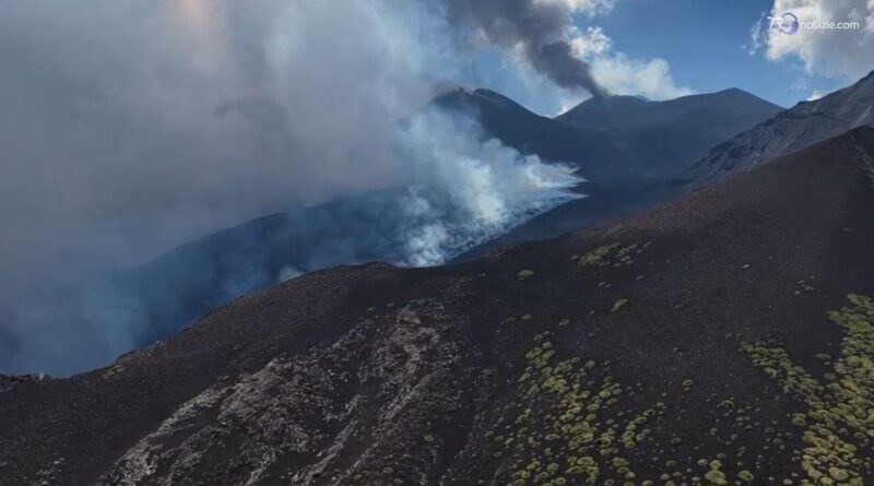 Gli sbuffi dell'Etna, nuova emissione di cenere