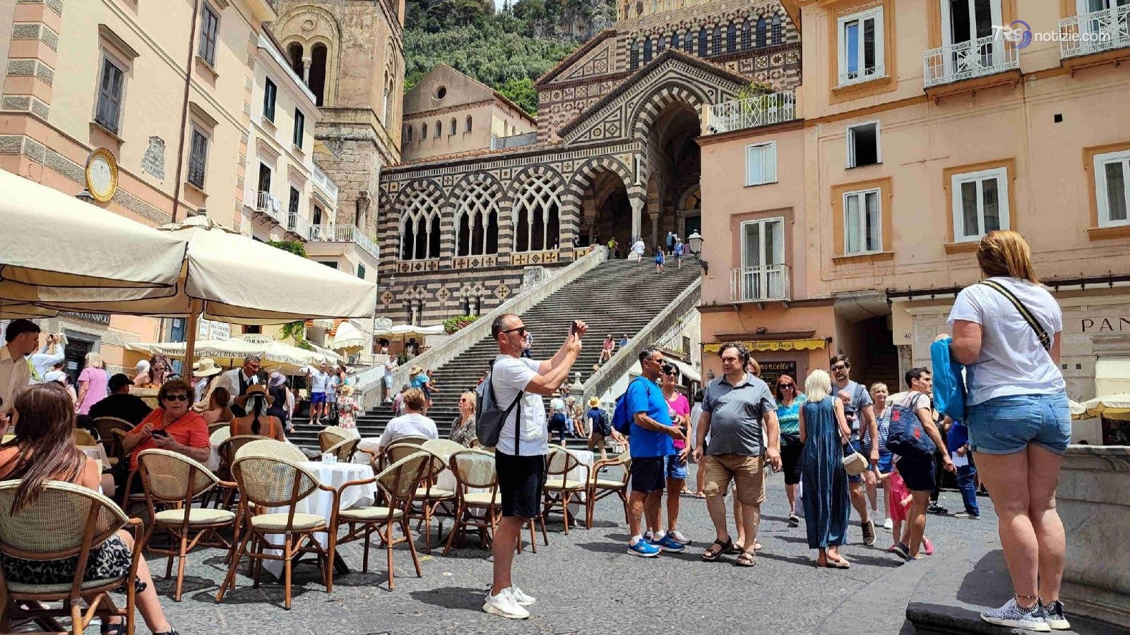 Turismo, ministero: “Anno da record, stranieri +5,1%”. Ma 2 italiani su 10 rateizzano le spese