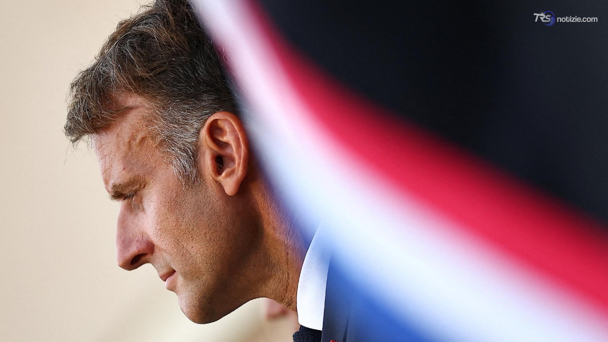 Macron: attacchi russi avranno risposta