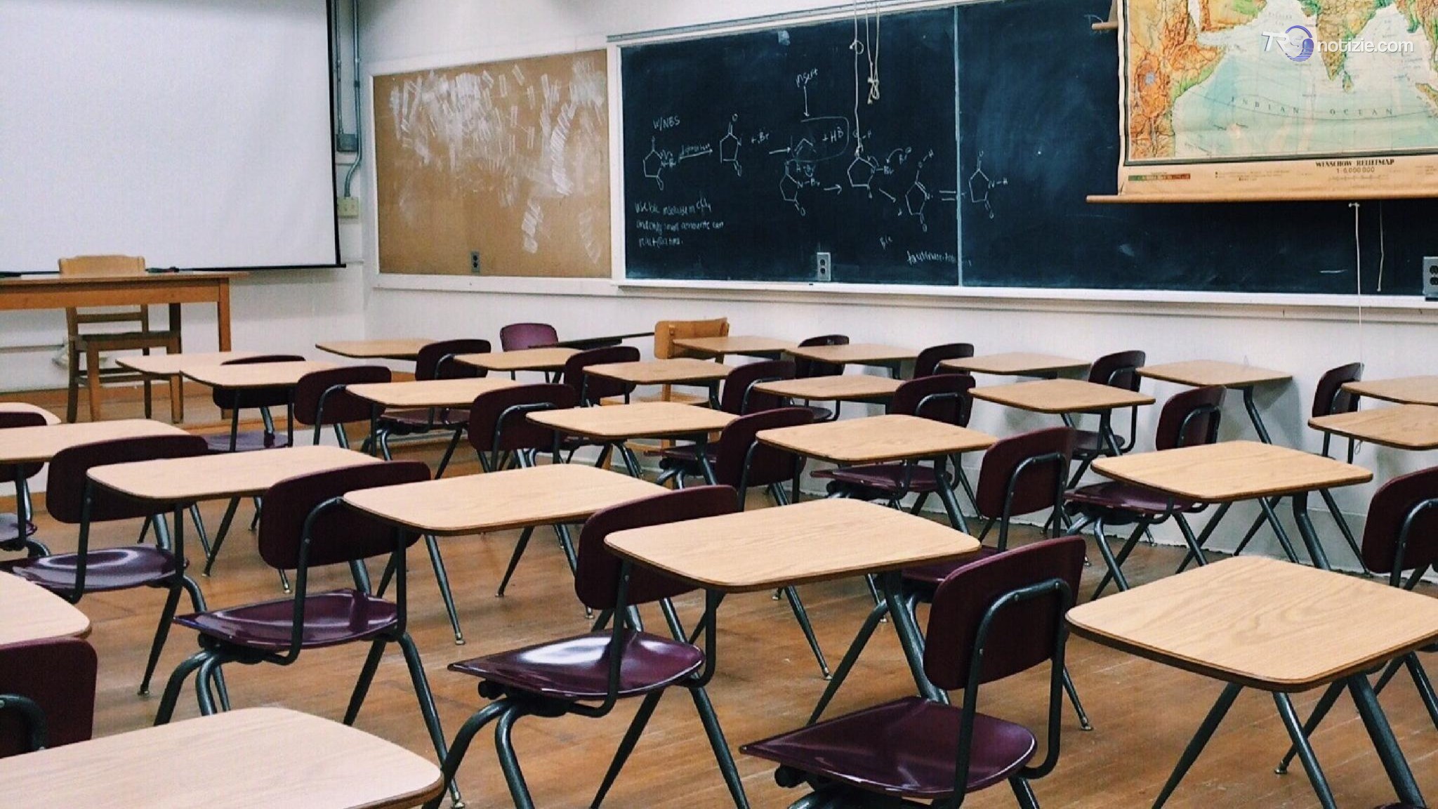 Caldo estremo e aule roventi, l’appello dei medici dell’ambiente: “Rinviare l’apertura delle scuole”