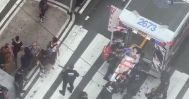 Times Square, i feriti soccorsi dopo l'accoltellamento