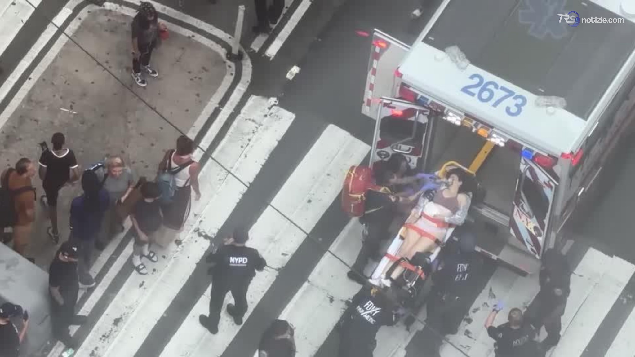 Times Square, i feriti soccorsi dopo l'accoltellamento