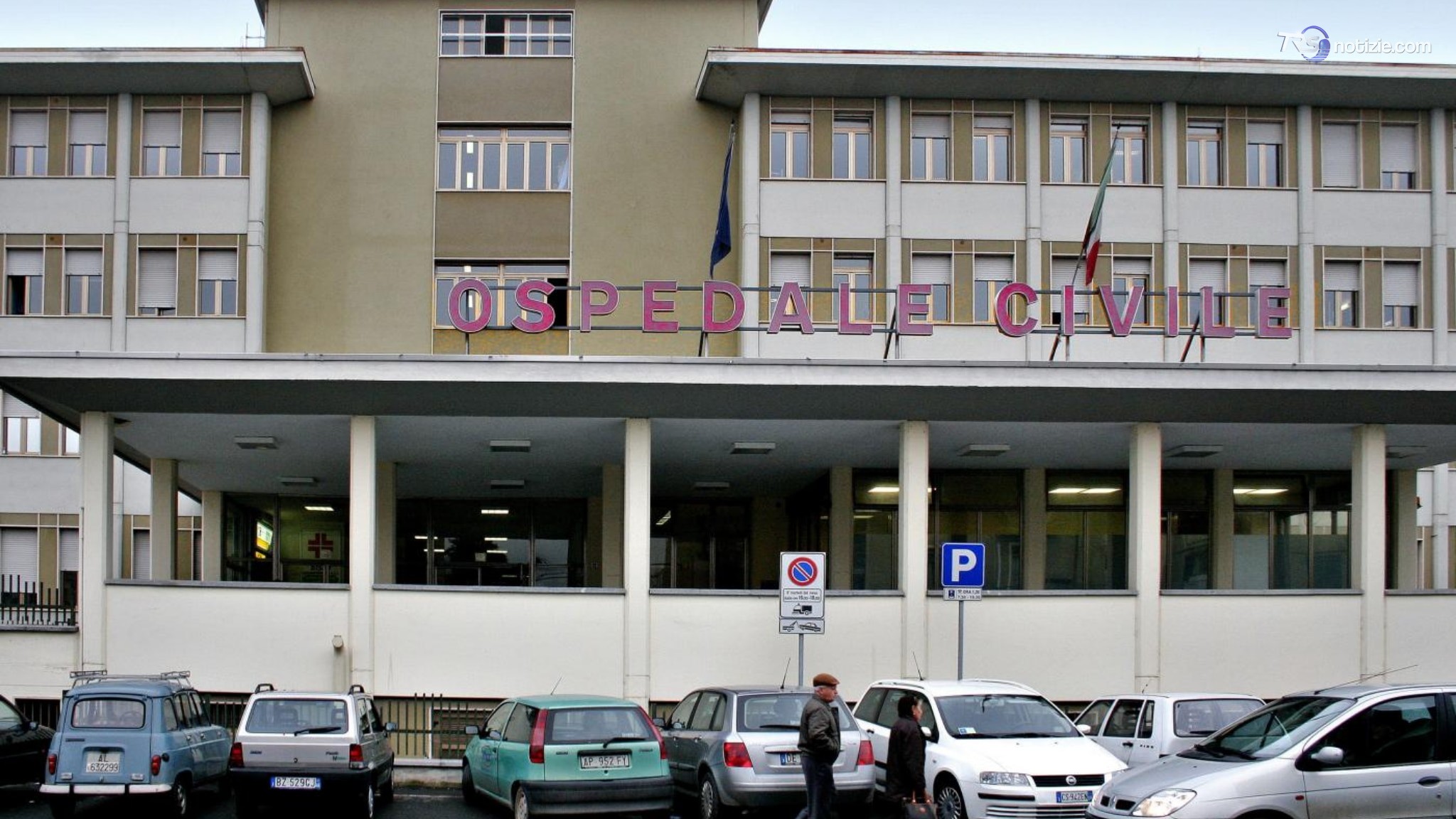 Accoltellato mentre difende dai ladri la propria auto, è grave