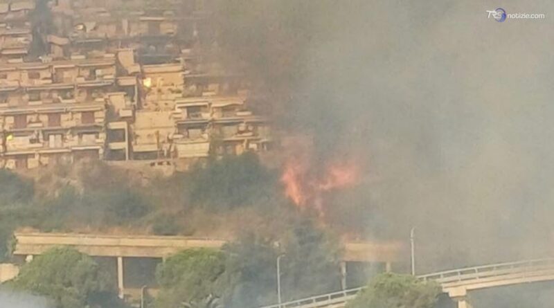 Taormina, incendio vicino al centro abitato: evacuate alcune case
