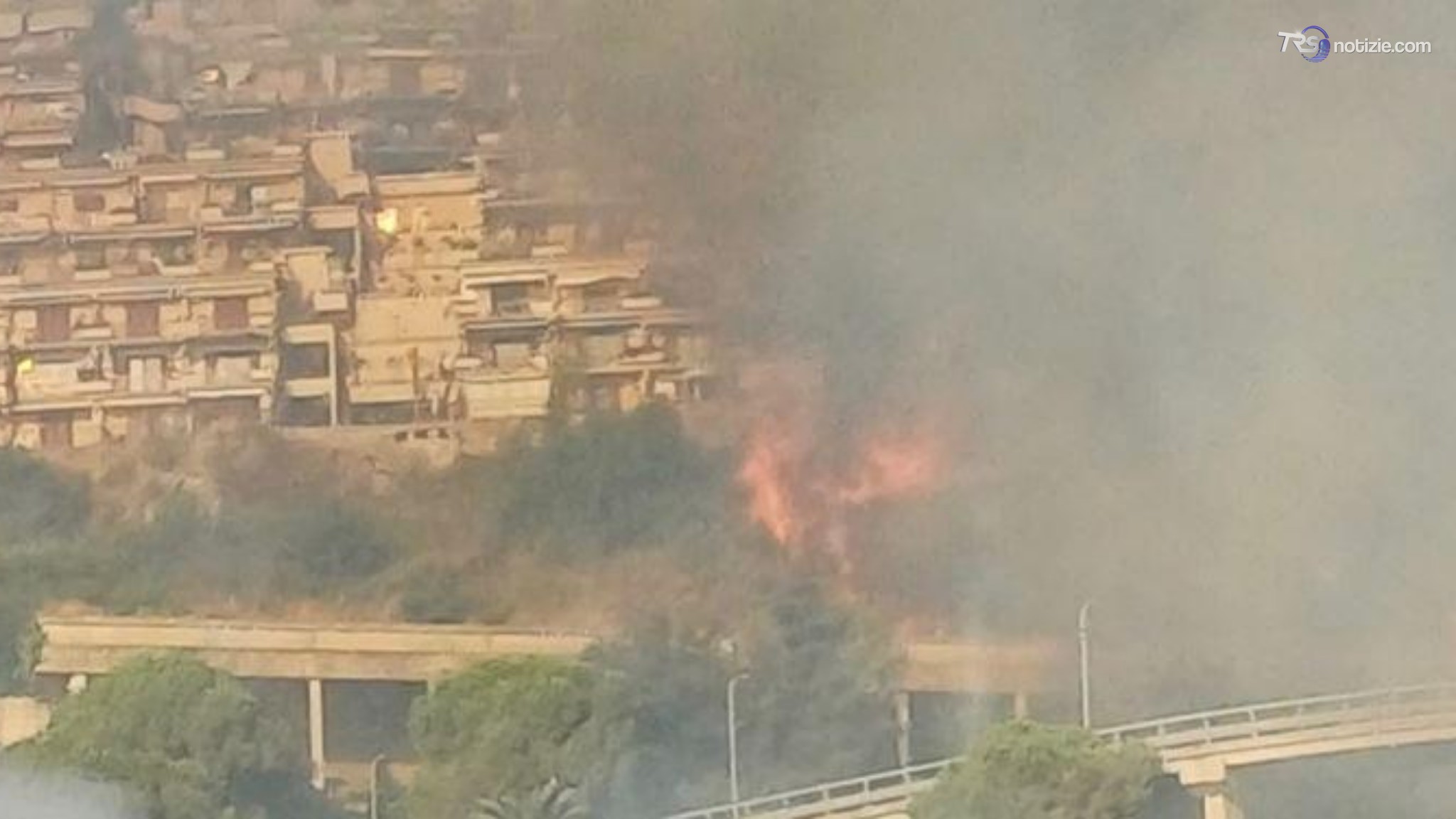 Taormina, incendio vicino al centro abitato: evacuate alcune case