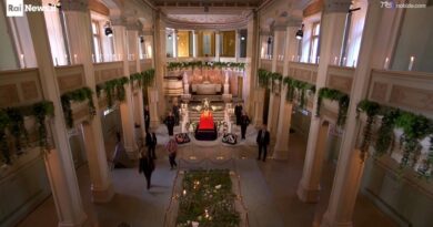 La Norvegia rende omaggio al suo re: migliaia in fila al Palazzo reale di Oslo