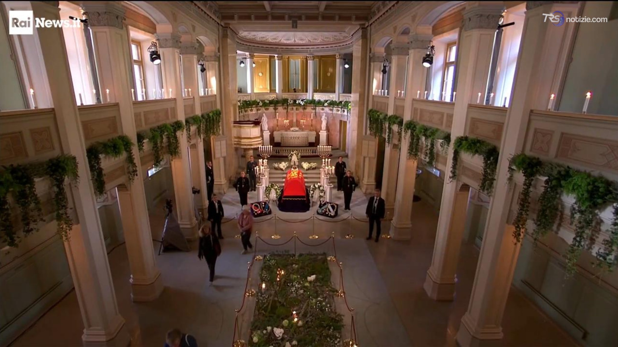 La Norvegia rende omaggio al suo re: migliaia in fila al Palazzo reale di Oslo