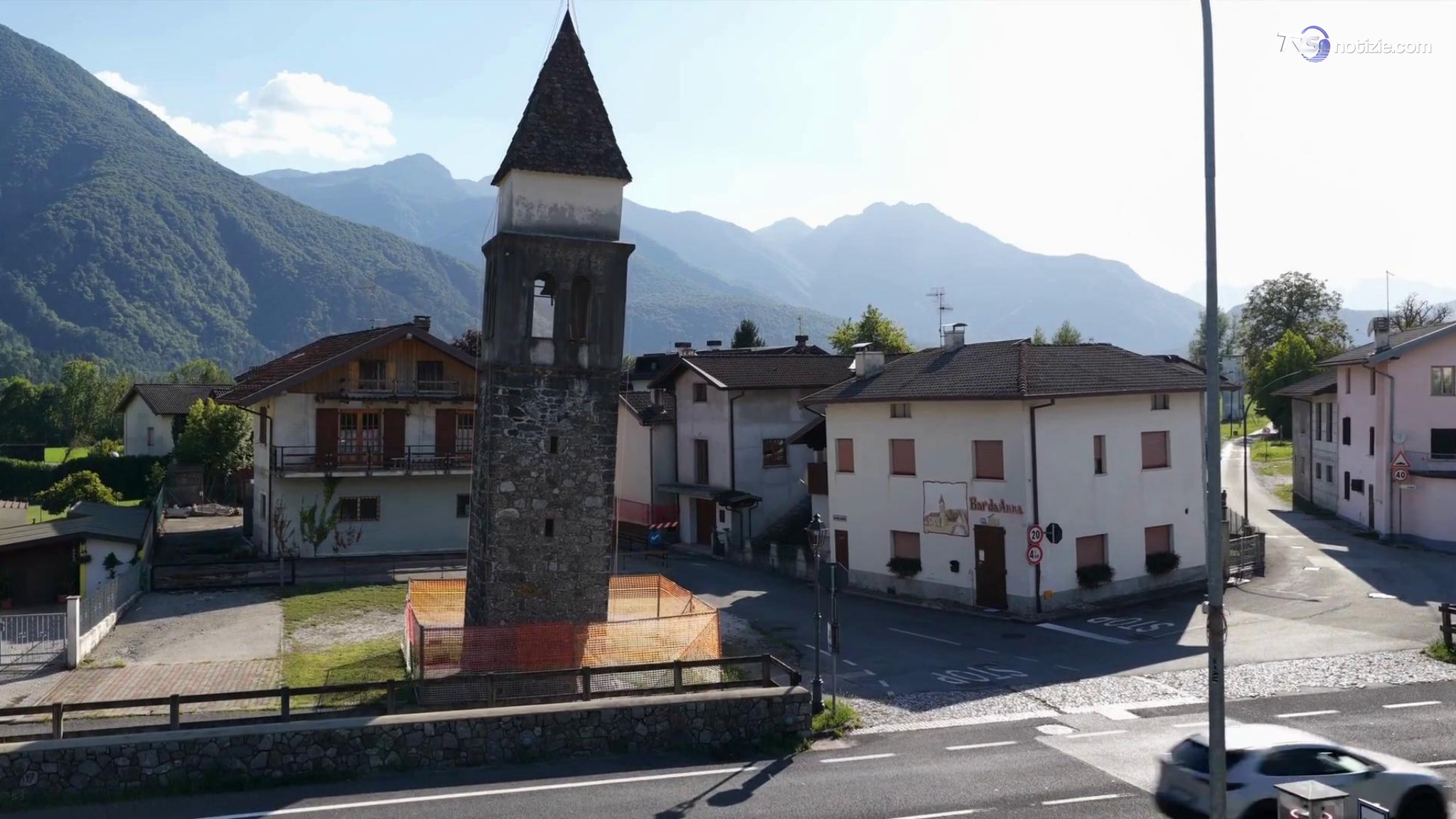 Quinis sprofonda lentamente, dal drone le ferite del paese