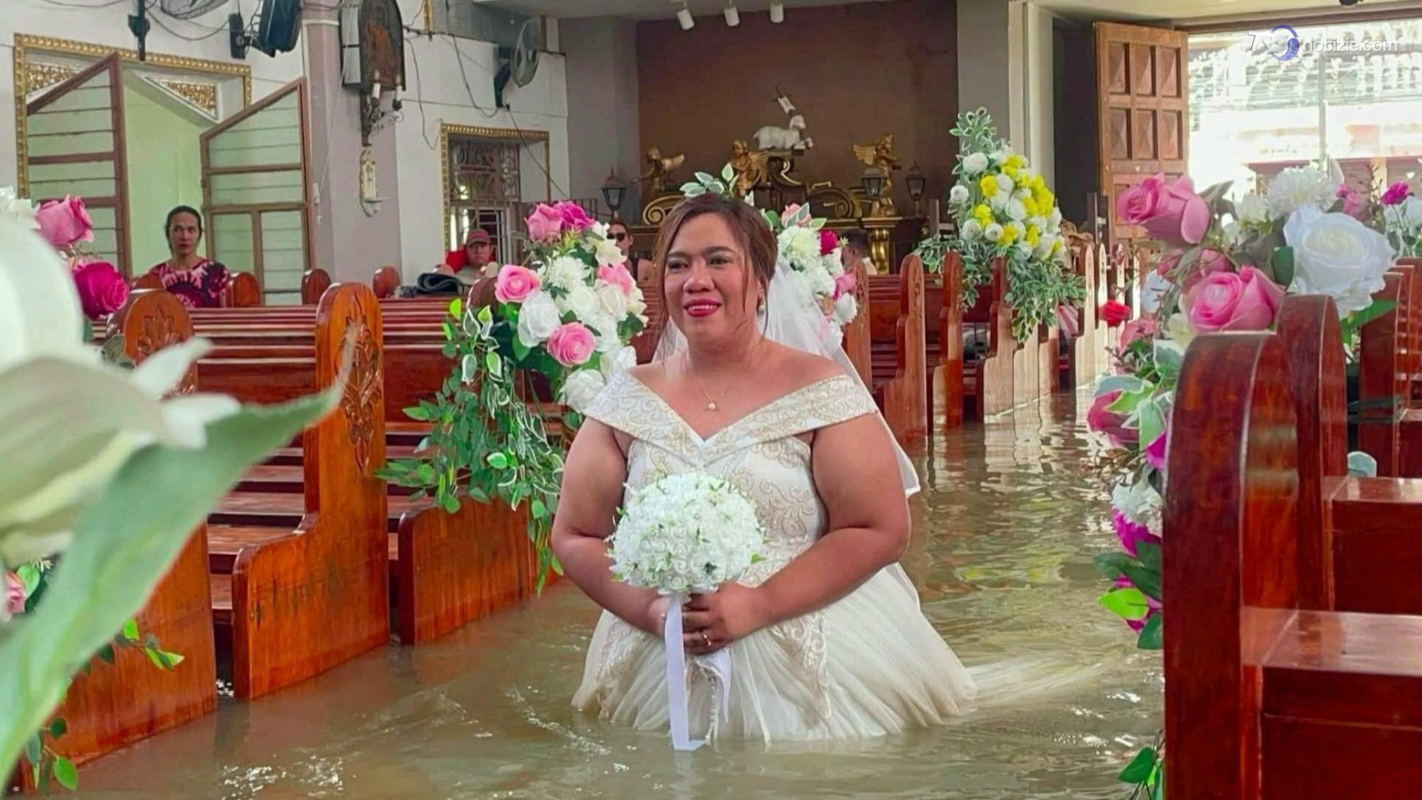 La chiesa è allagata dalle piogge torrenziali, la coppia si sposa lo stesso
