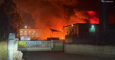 Incendio in un'azienda di rifiuti nella zona industriale di Catania